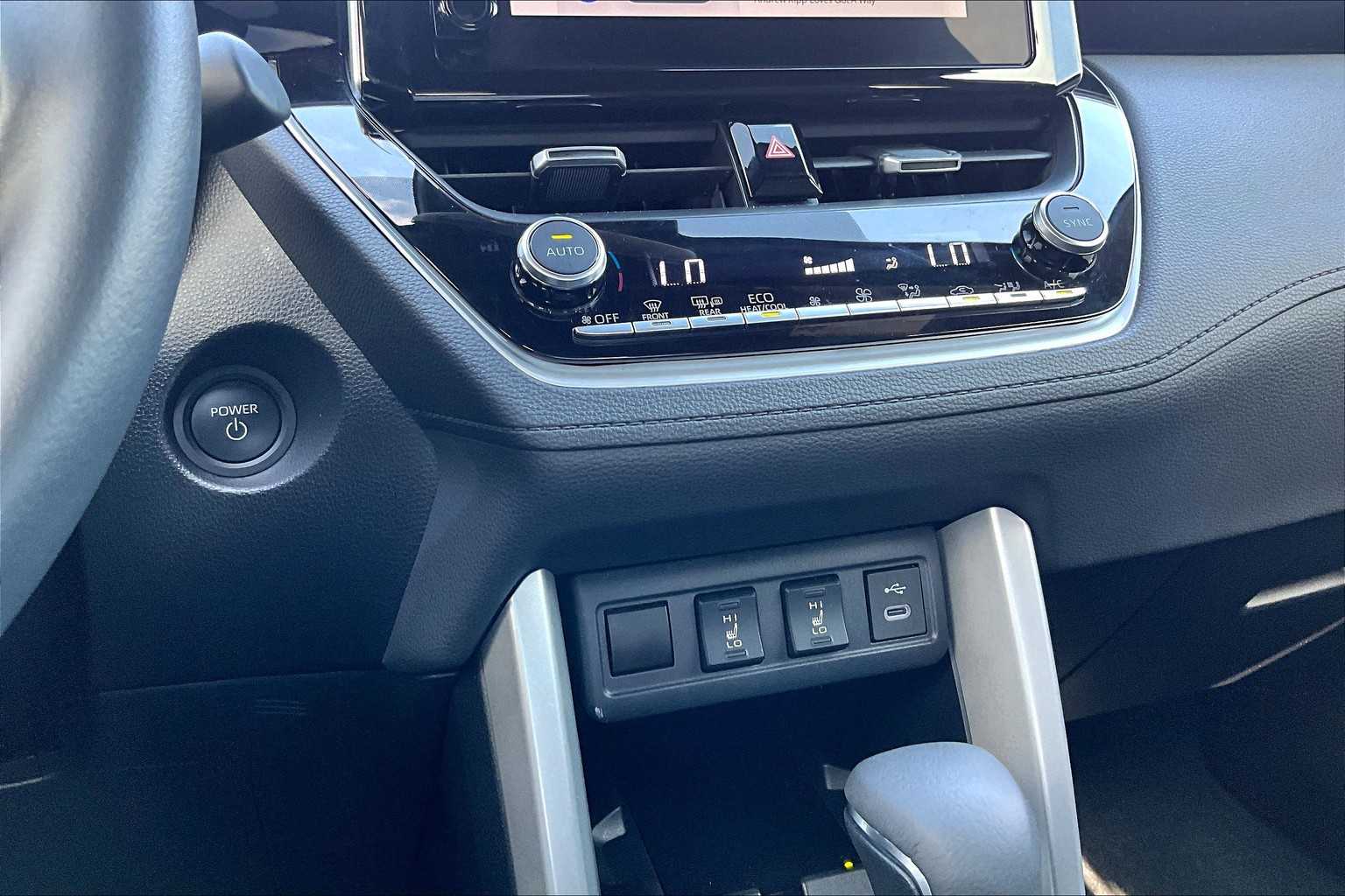 2024 Toyota Corolla Cross Hybrid XSE photo 33