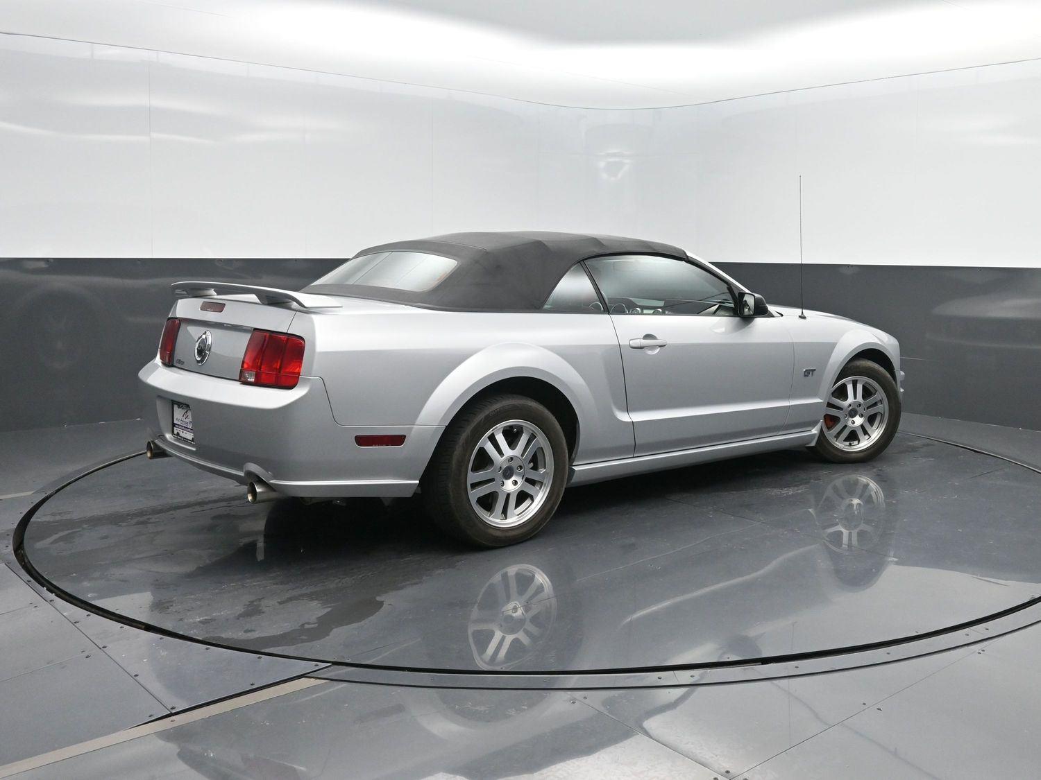 2005 Ford Mustang GT Premium photo 2