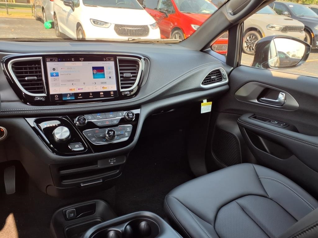 2026 Chrysler Pacifica photo 13
