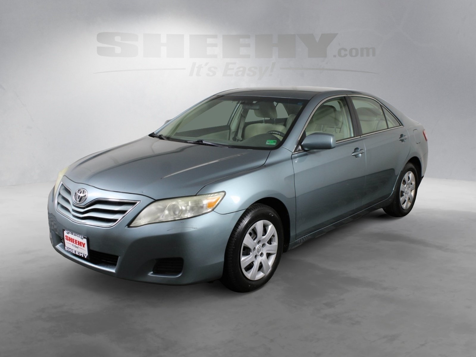 2010 Toyota Camry LE photo 3