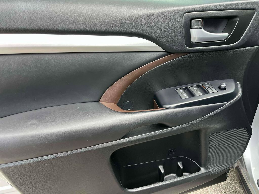 2019 Toyota Highlander XLE photo 12