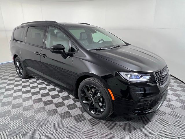 2026 Chrysler Pacifica Select's photo