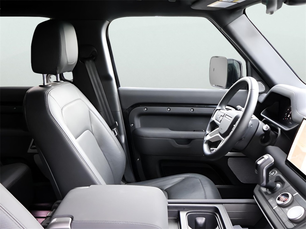 2023 Land Rover Defender 130 SE photo 9