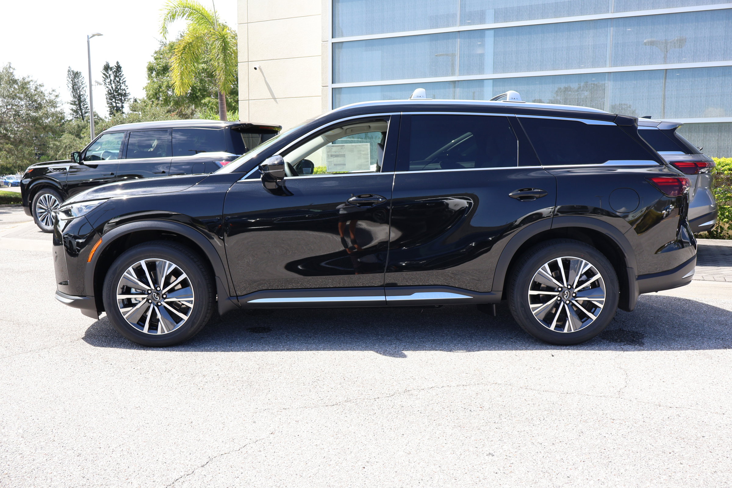 2026 Infiniti QX60 Luxe photo 2