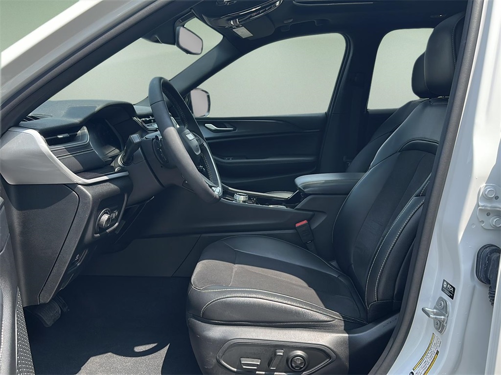 2023 Jeep Grand Cherokee Altitude photo 9