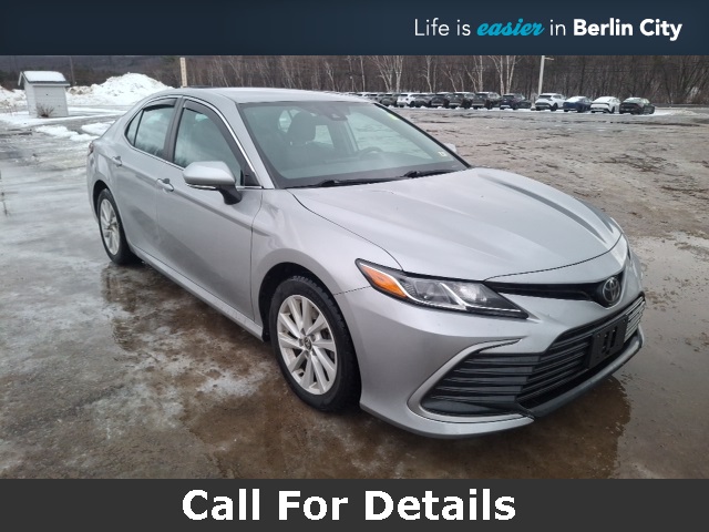 2022 Toyota Camry LE's photo