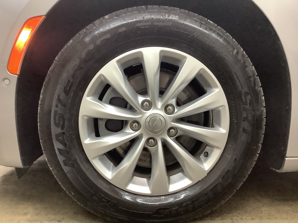 2018 Chrysler Pacifica Touring L photo 19