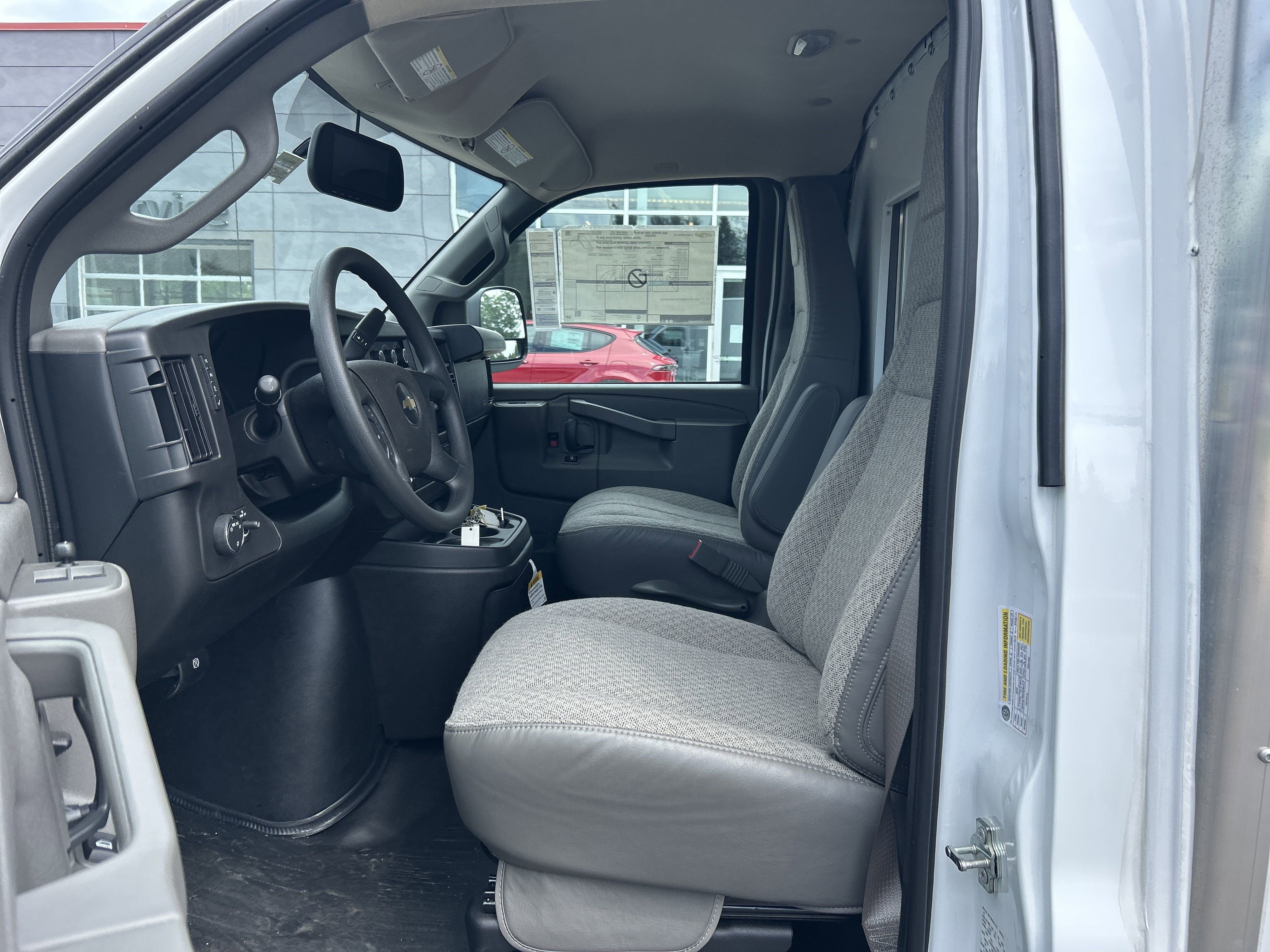 2025 Chevrolet Express Cutaway 3500 photo 2