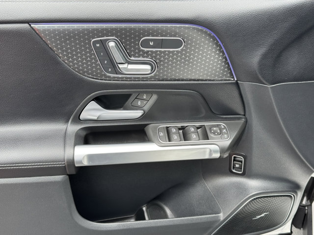 2025 Mercedes Benz GLB 250 photo 8