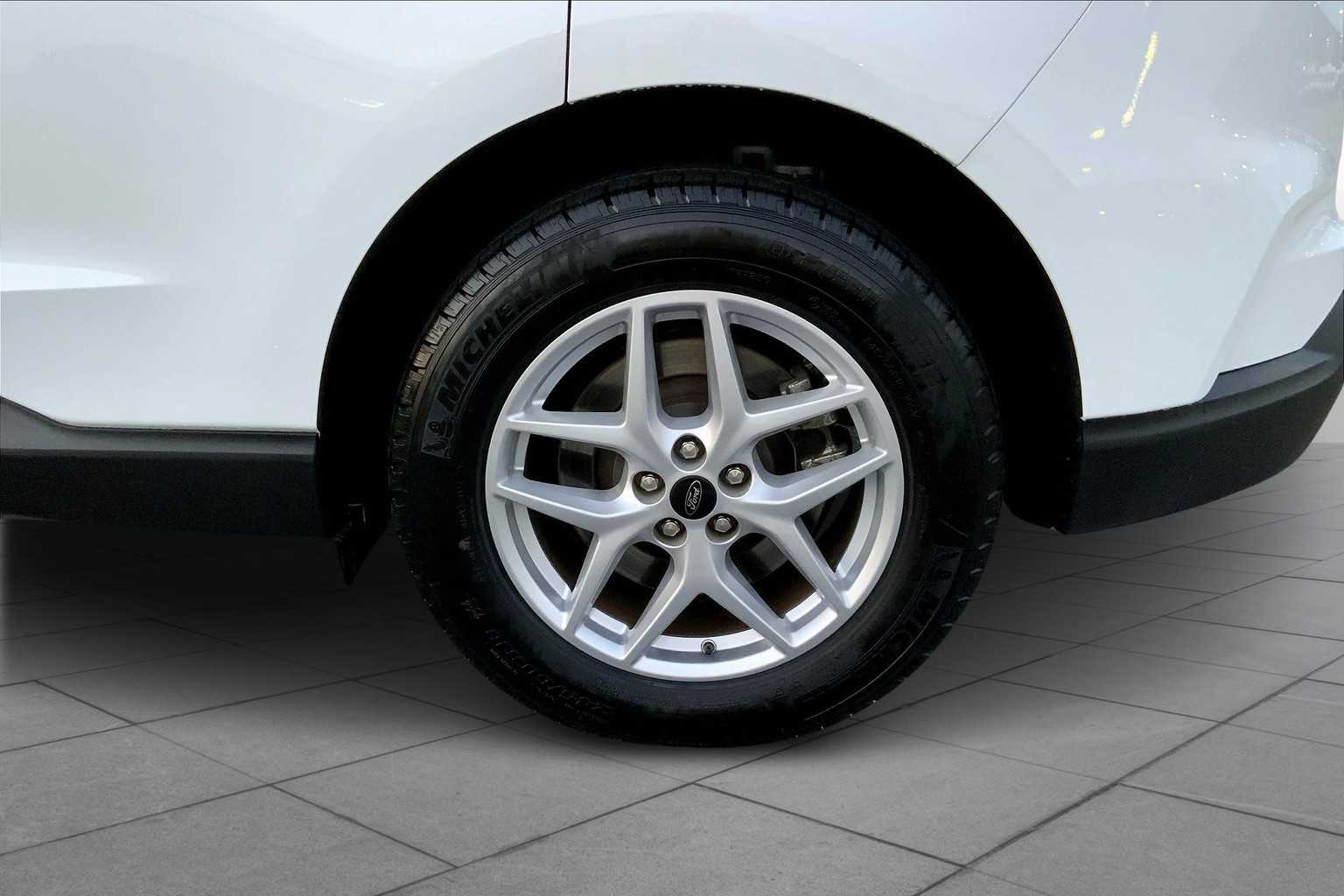 2024 Ford Edge SEL photo 9