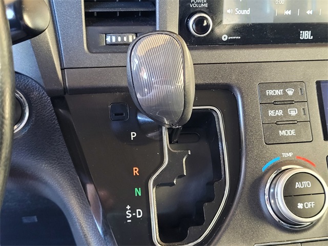 2020 Toyota Sienna SE photo 22
