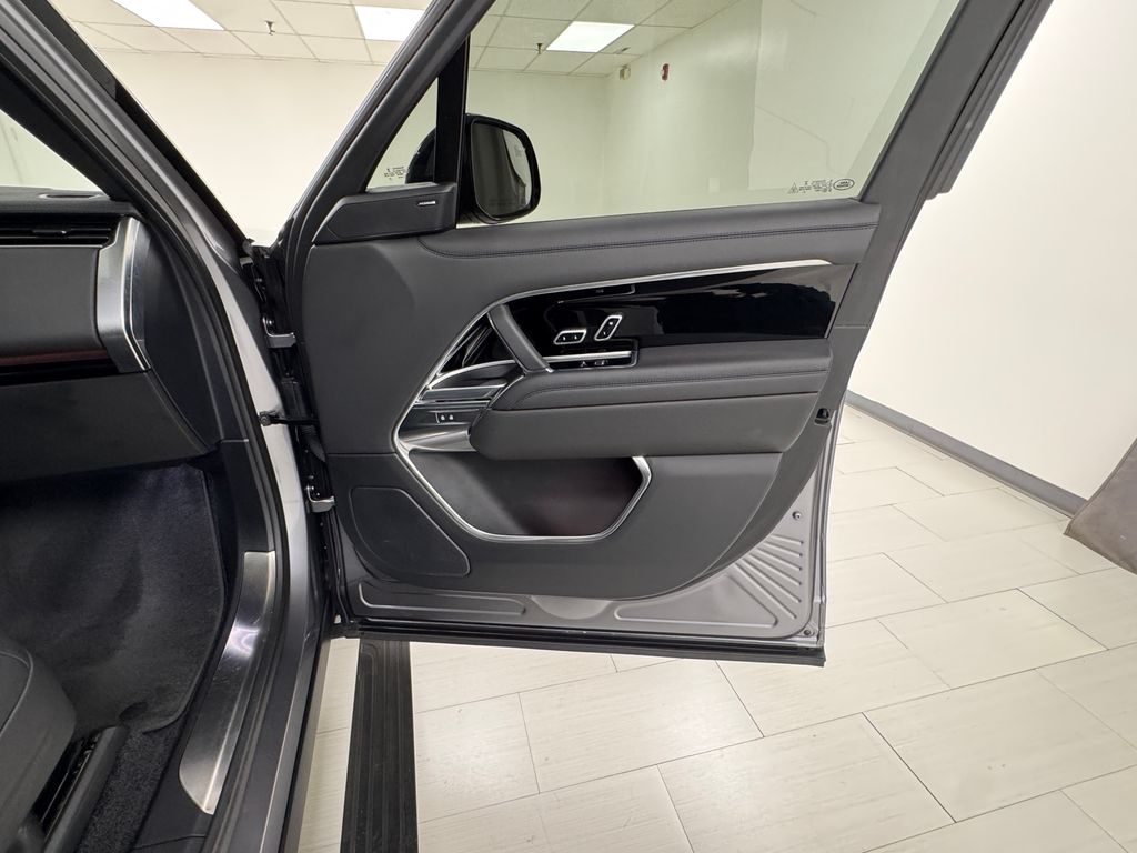 2023 Land Rover Range Rover SE photo 11