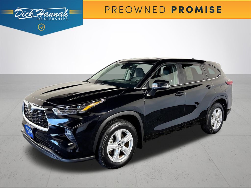 2023 Toyota Highlander LE's photo