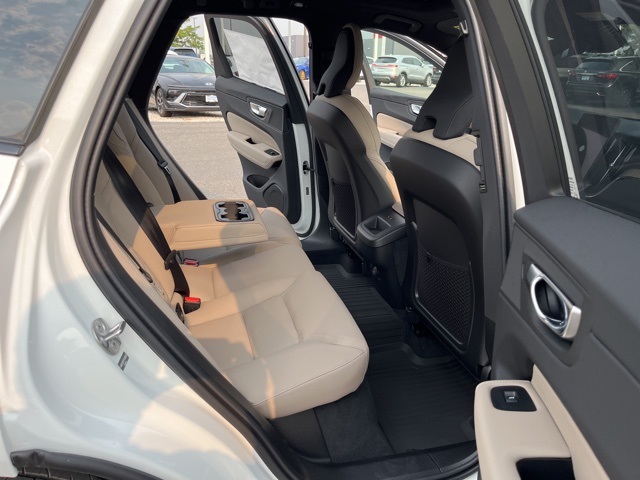 2026 Volvo XC60 B5 Plus photo 18