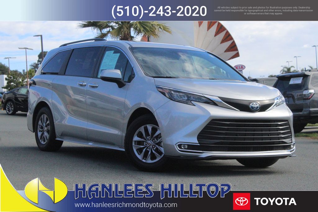 2024 Toyota Sienna XLE's photo