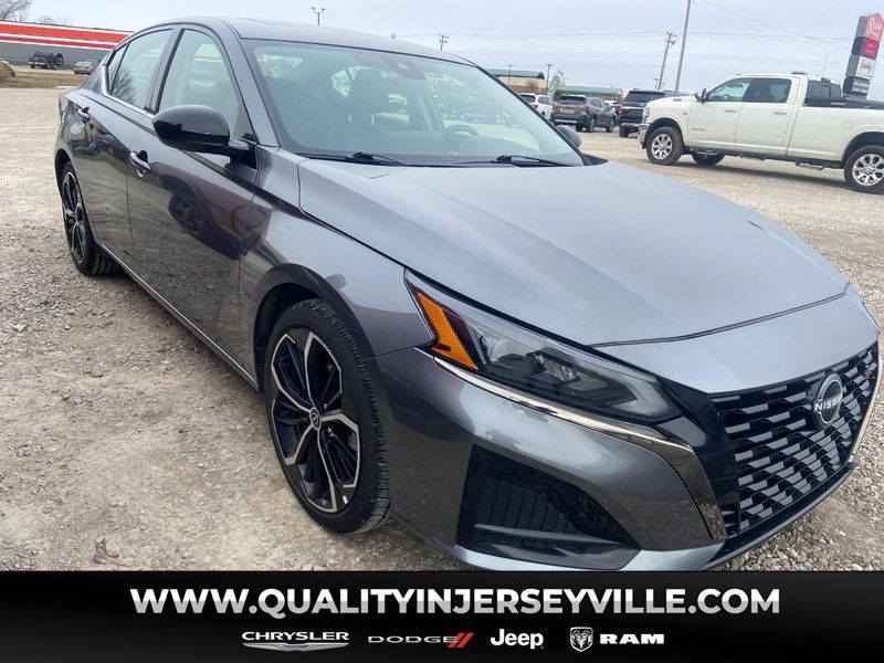 2024 Nissan Altima SR's photo