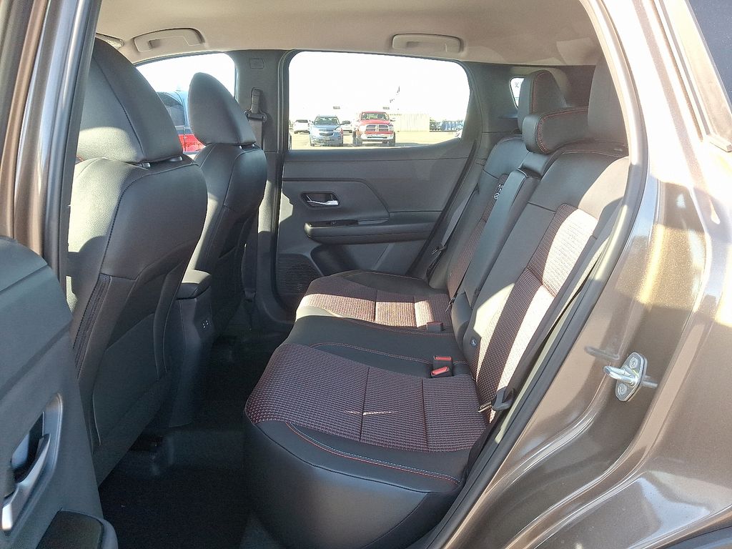 2026 Nissan Kicks SR photo 4