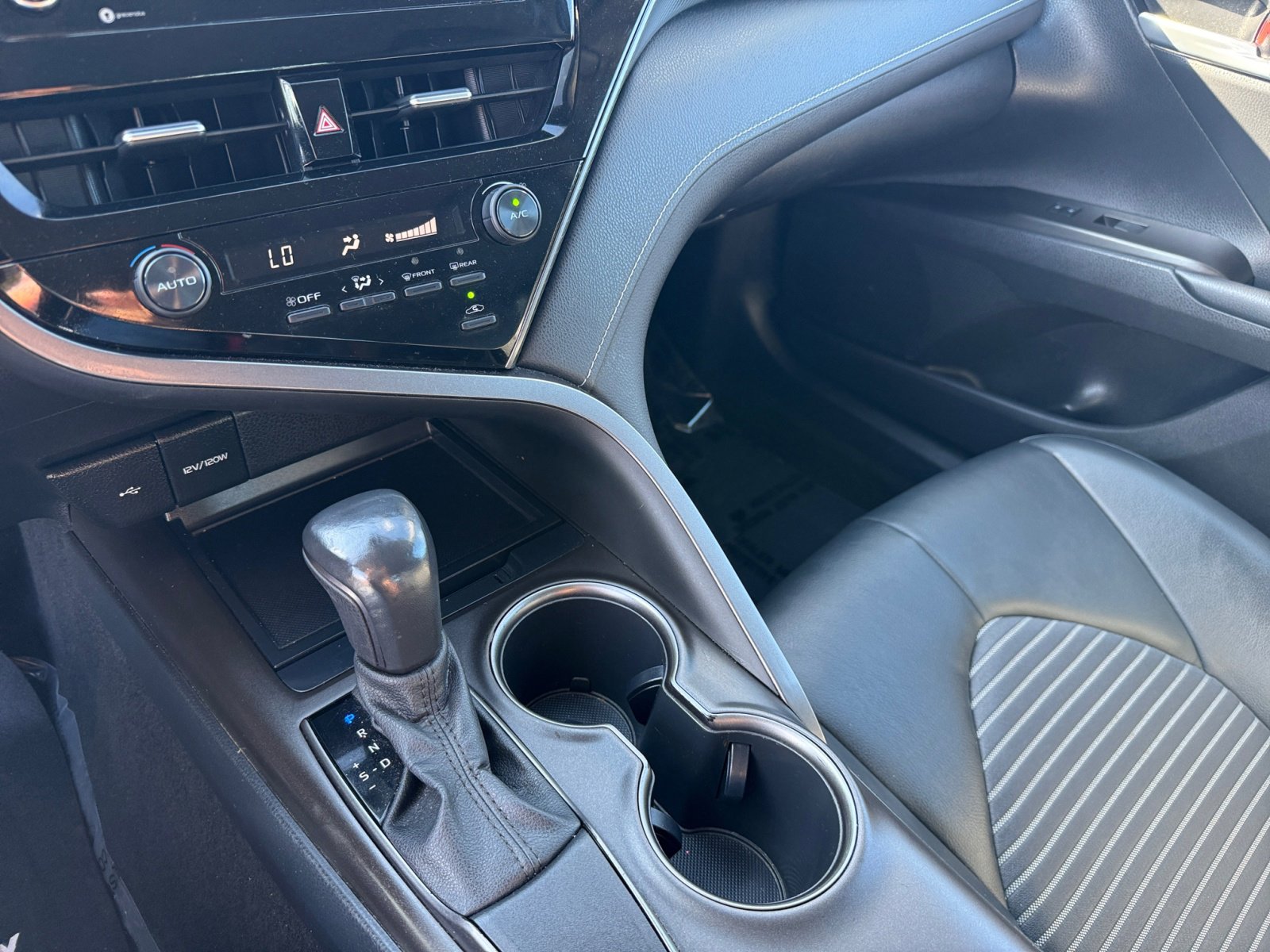 2021 Toyota Camry SE photo 13