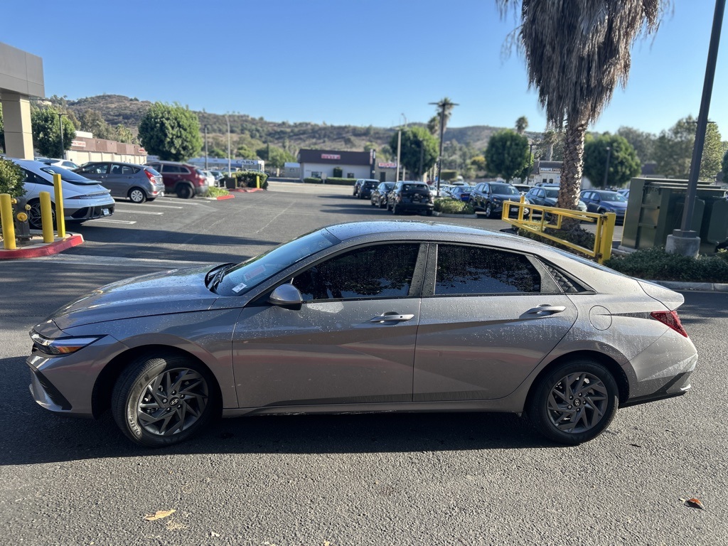2024 Hyundai Elantra SEL photo 2