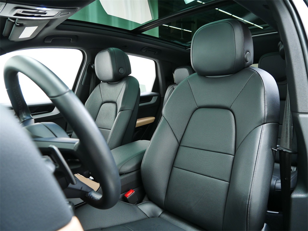 2024 Porsche Cayenne photo 4