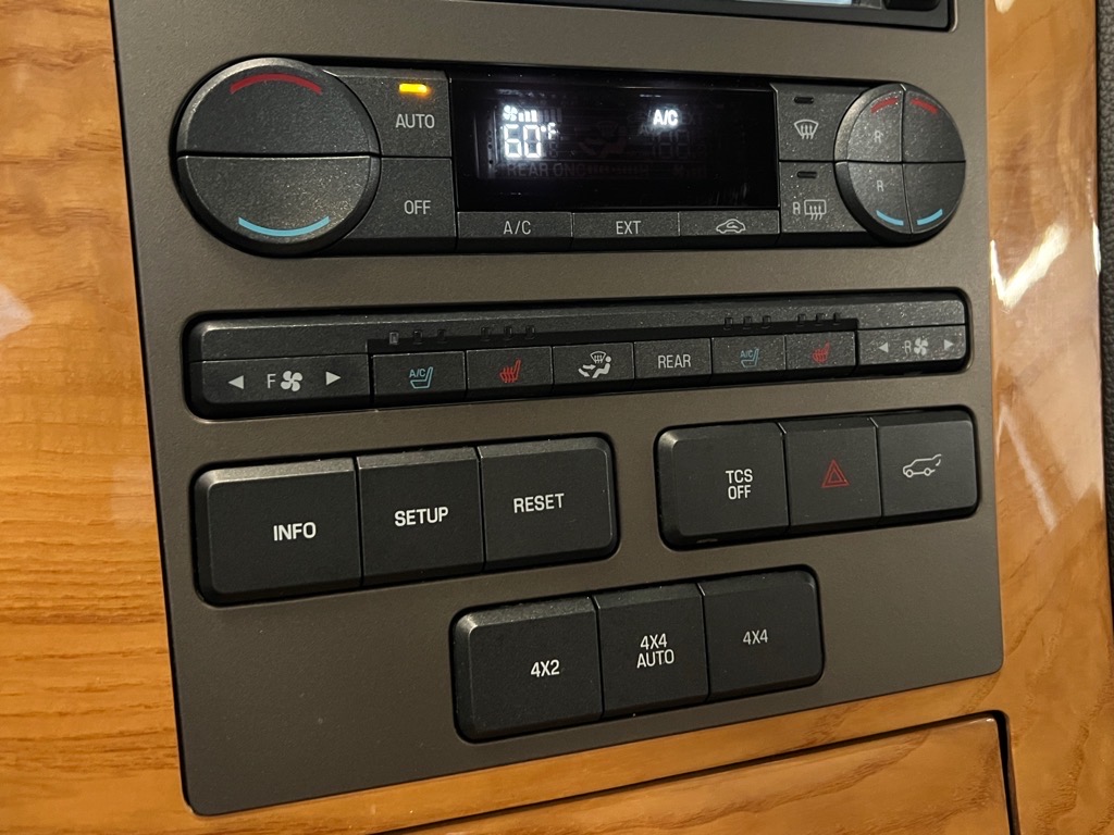 2014 Lincoln Navigator Base photo 14