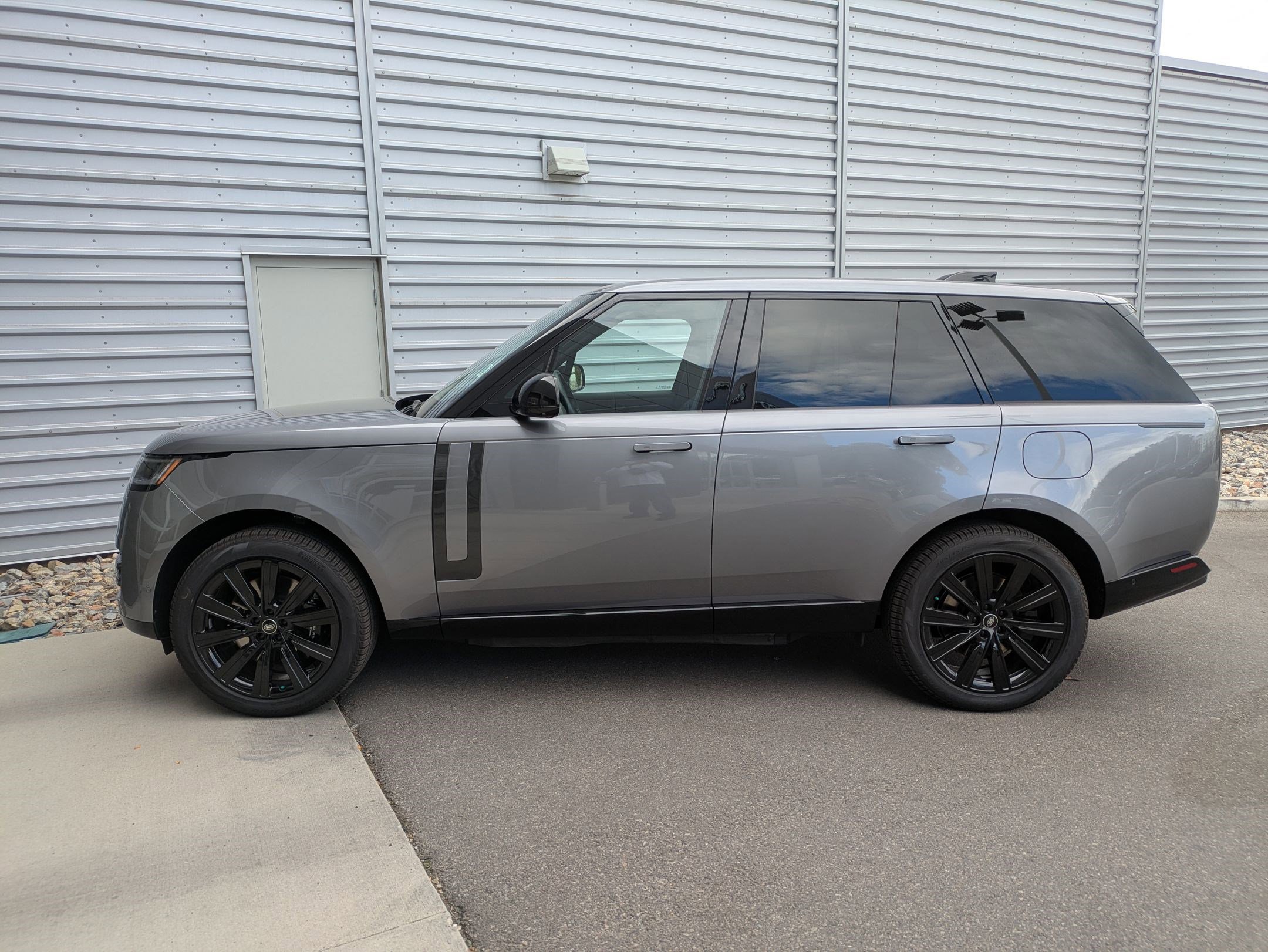 2025 Land Rover Range Rover SE photo 2