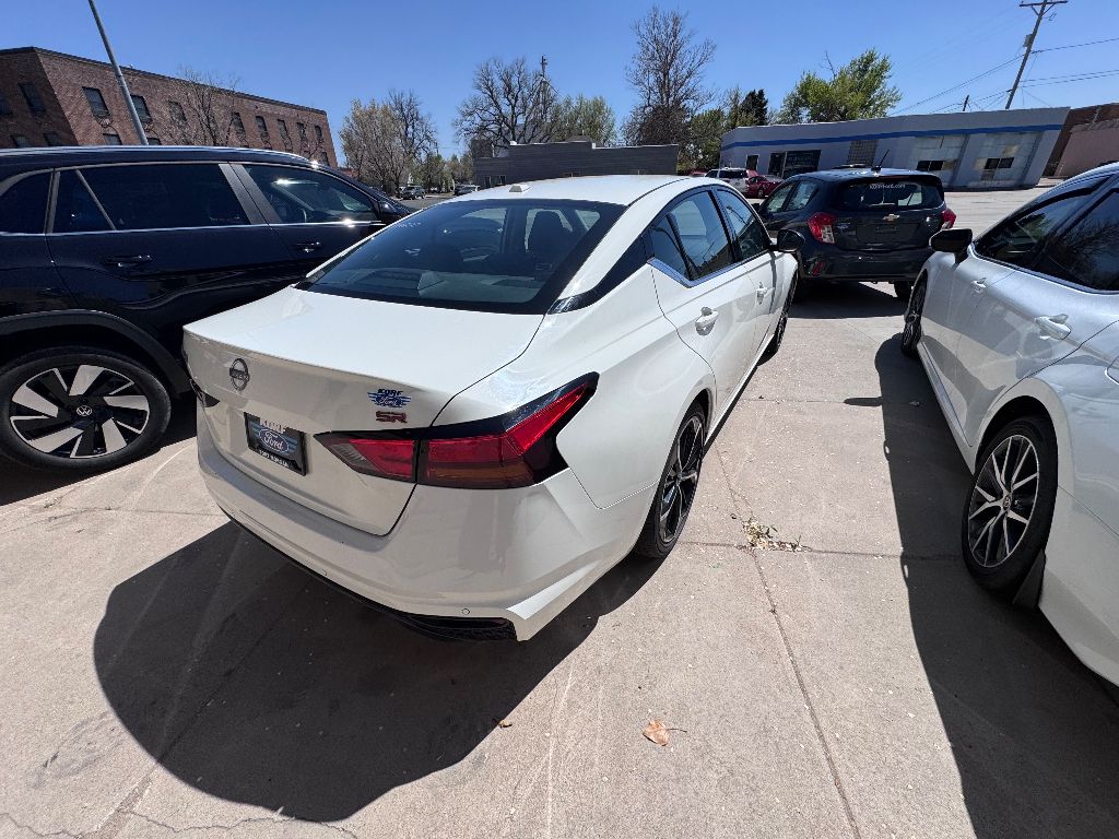 2023 Nissan Altima 2.5 SR photo 2