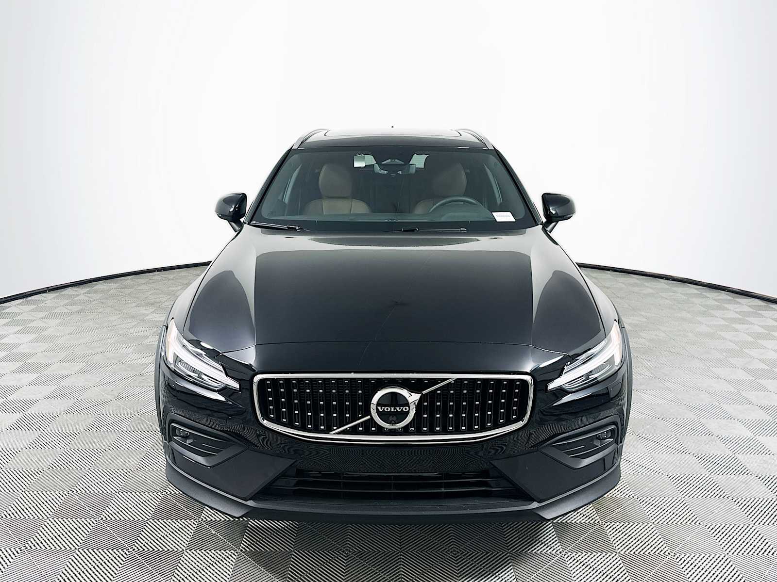 2025 Volvo V60 Cross Country B5 AWD Plus photo 2