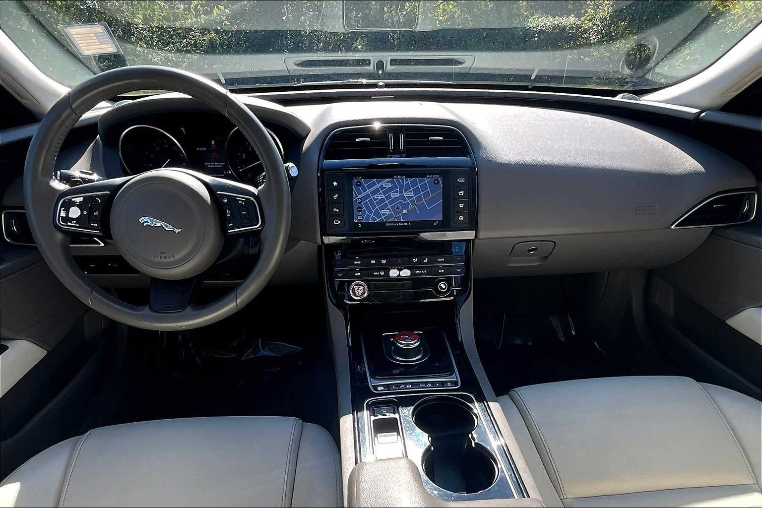 2017 Jaguar XE Premium photo 14