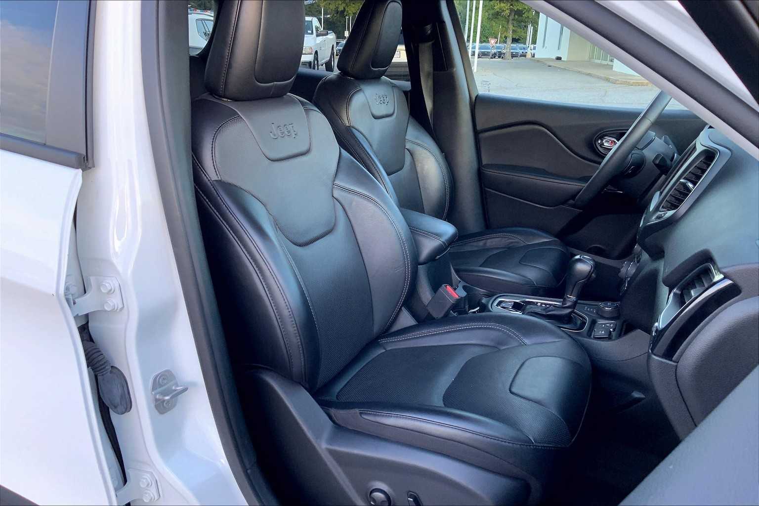2023 Jeep Cherokee Altitude Lux photo 5
