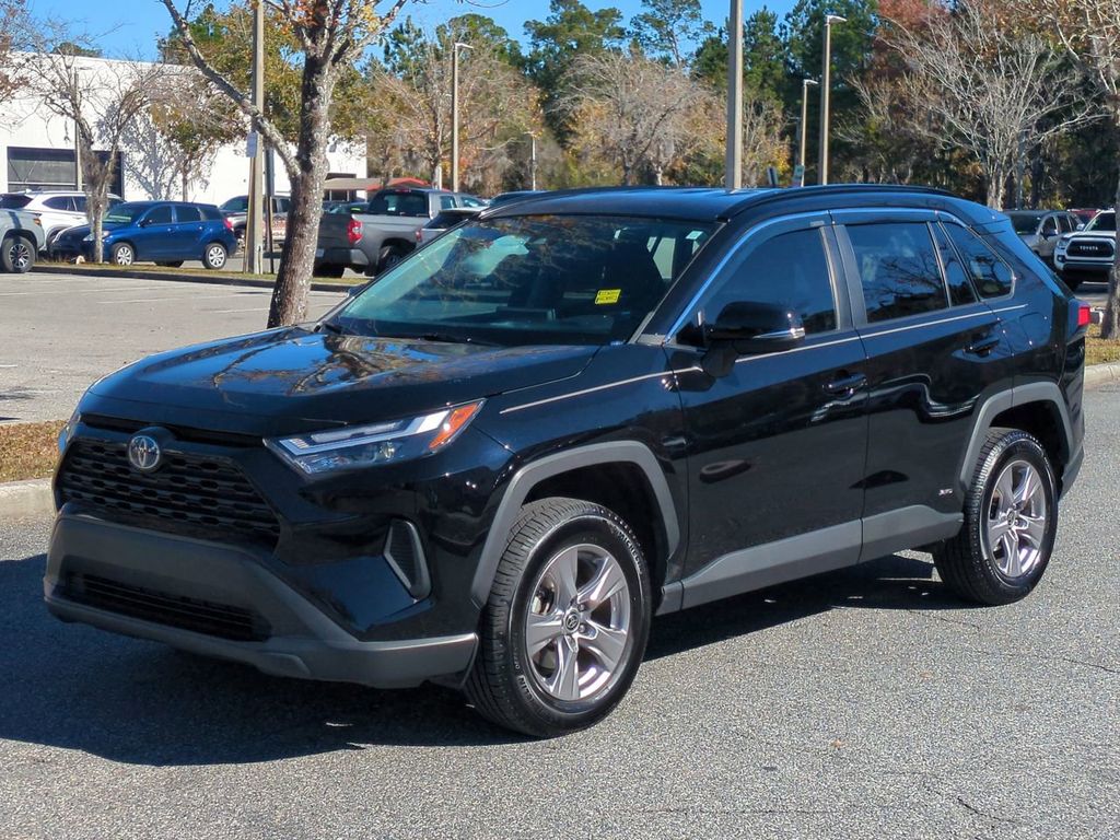 2022 Toyota RAV4 XLE's photo