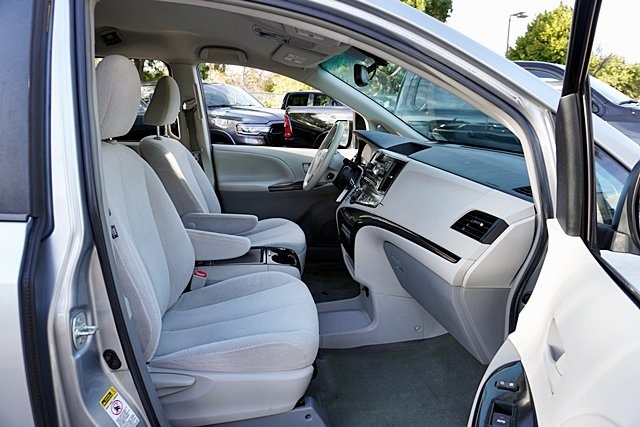 Used 2014 Silver Toyota LE image 10