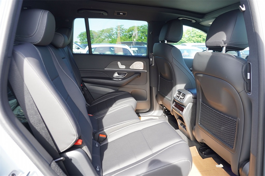 2026 Mercedes Benz GLS 450 4MATIC photo 11