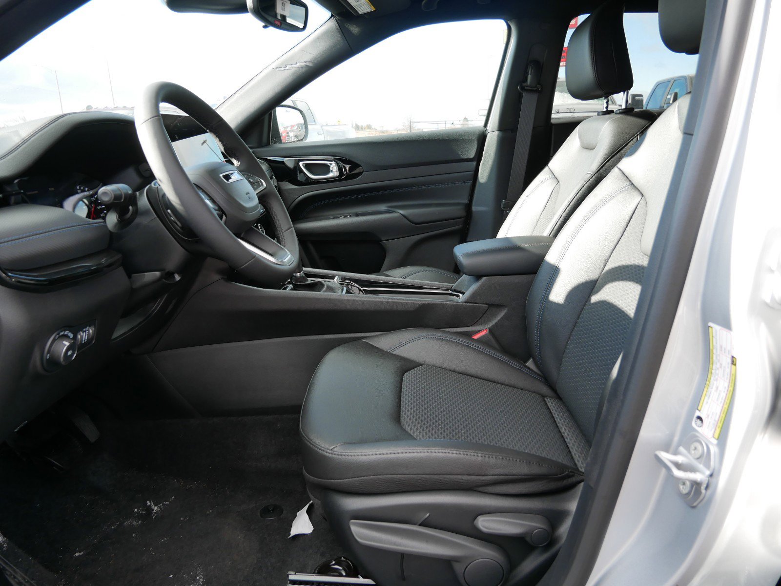 2025 Jeep Compass Latitude photo 3