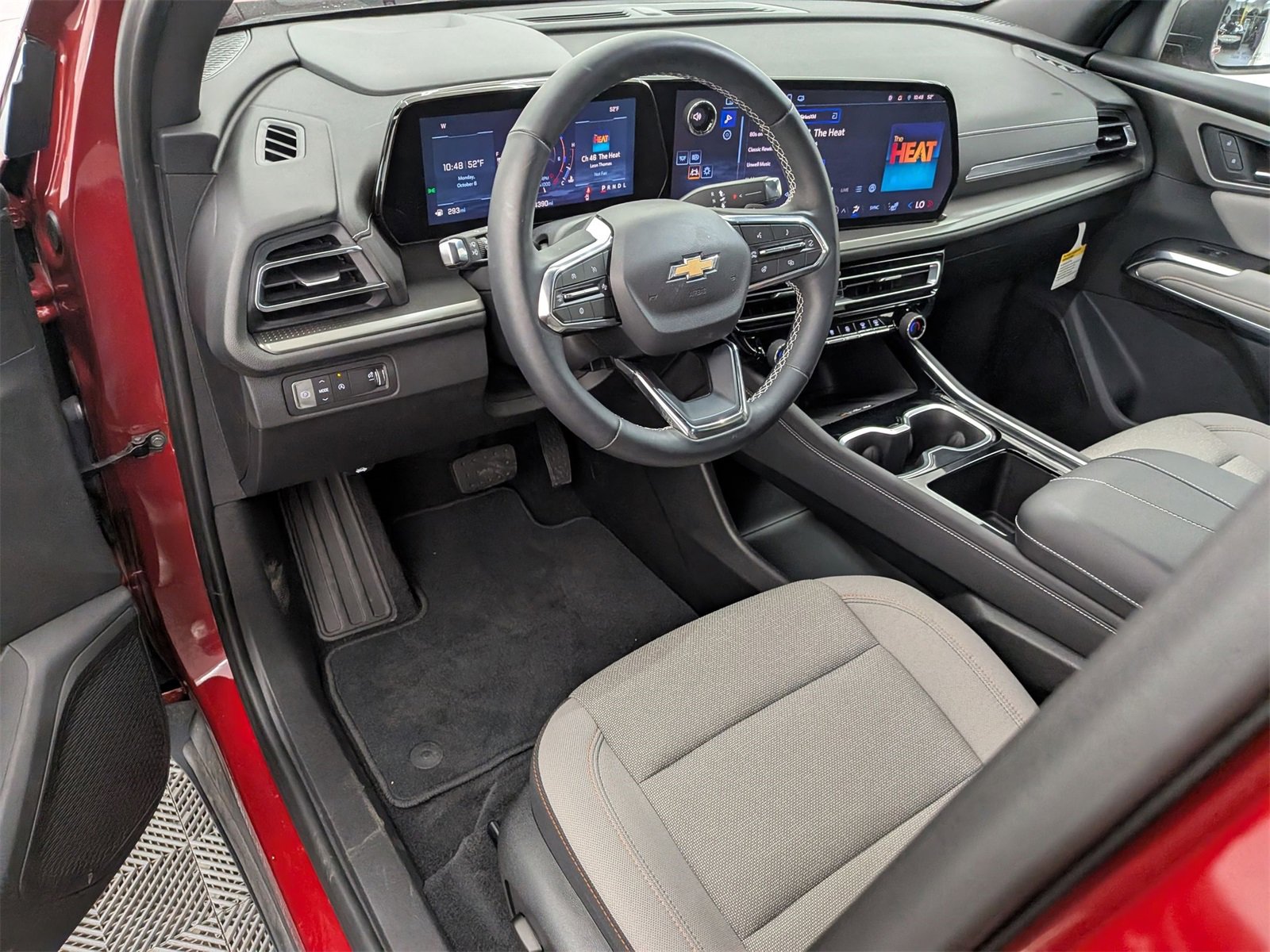 2025 Chevrolet Traverse photo 2