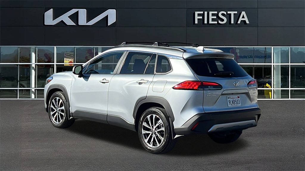 2024 Toyota Corolla Cross XLE photo 3