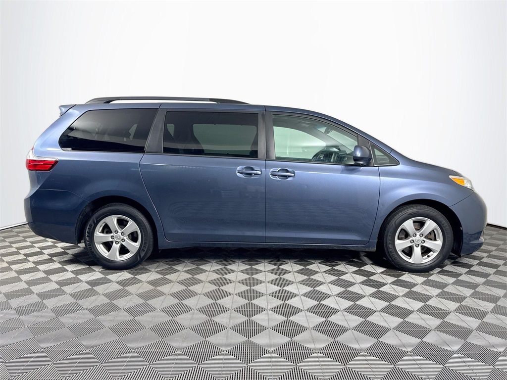 2017 Toyota Sienna LE photo 4