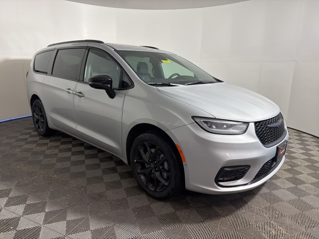 2026 Chrysler Pacifica Limited's photo