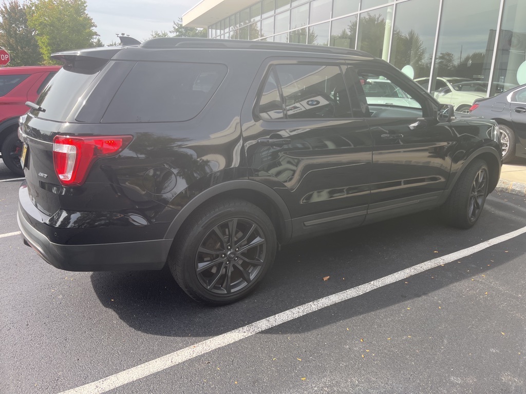 2017 Ford Explorer XLT Sport photo 3