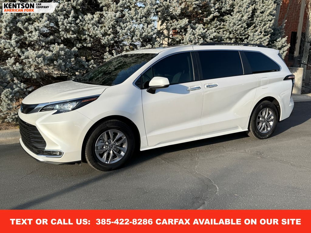 2023 Toyota Sienna XLE's photo