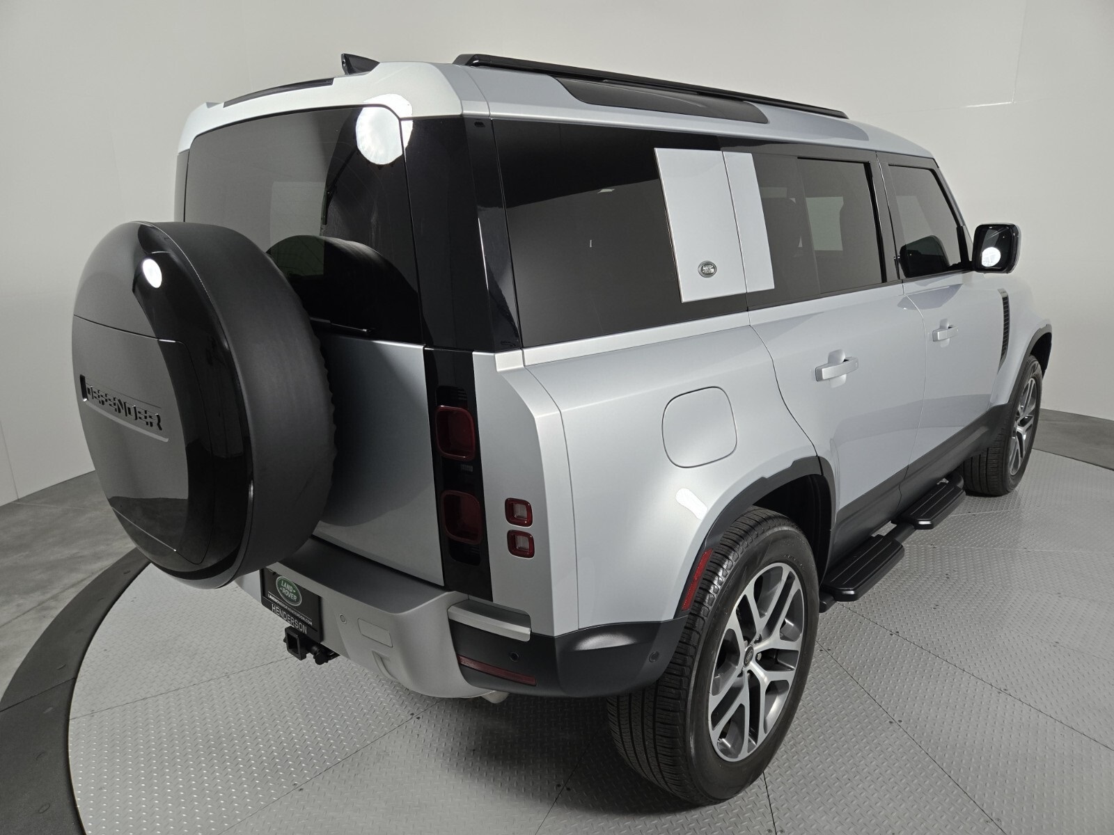 2024 Land Rover Defender 110 S photo 3