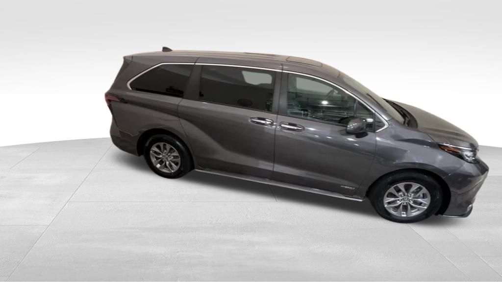 2021 Toyota Sienna XLE photo 12