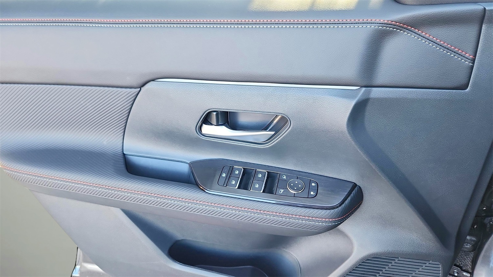 2025 Nissan Kicks SR photo 14