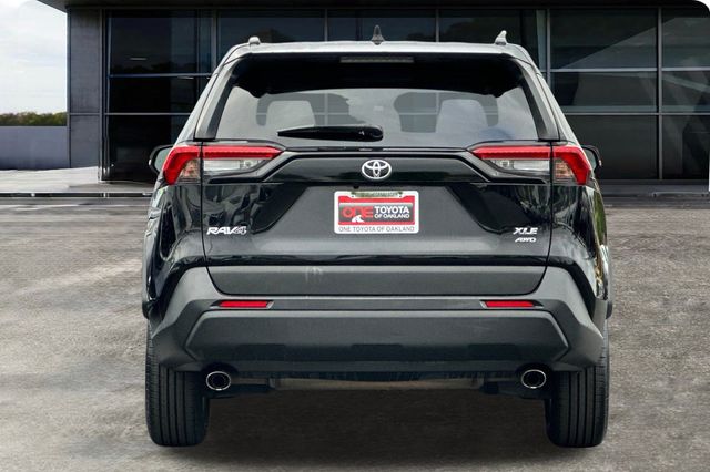 2021 Toyota RAV4 XLE photo 4