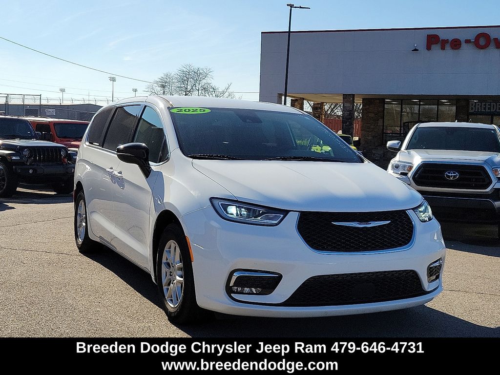 2025 Chrysler Pacifica Select's photo