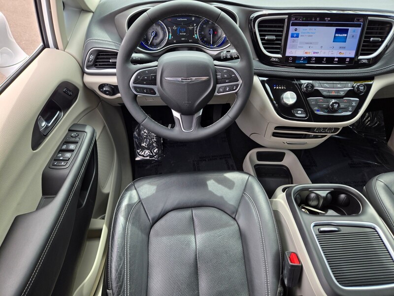2022 Chrysler Pacifica Touring L photo 9