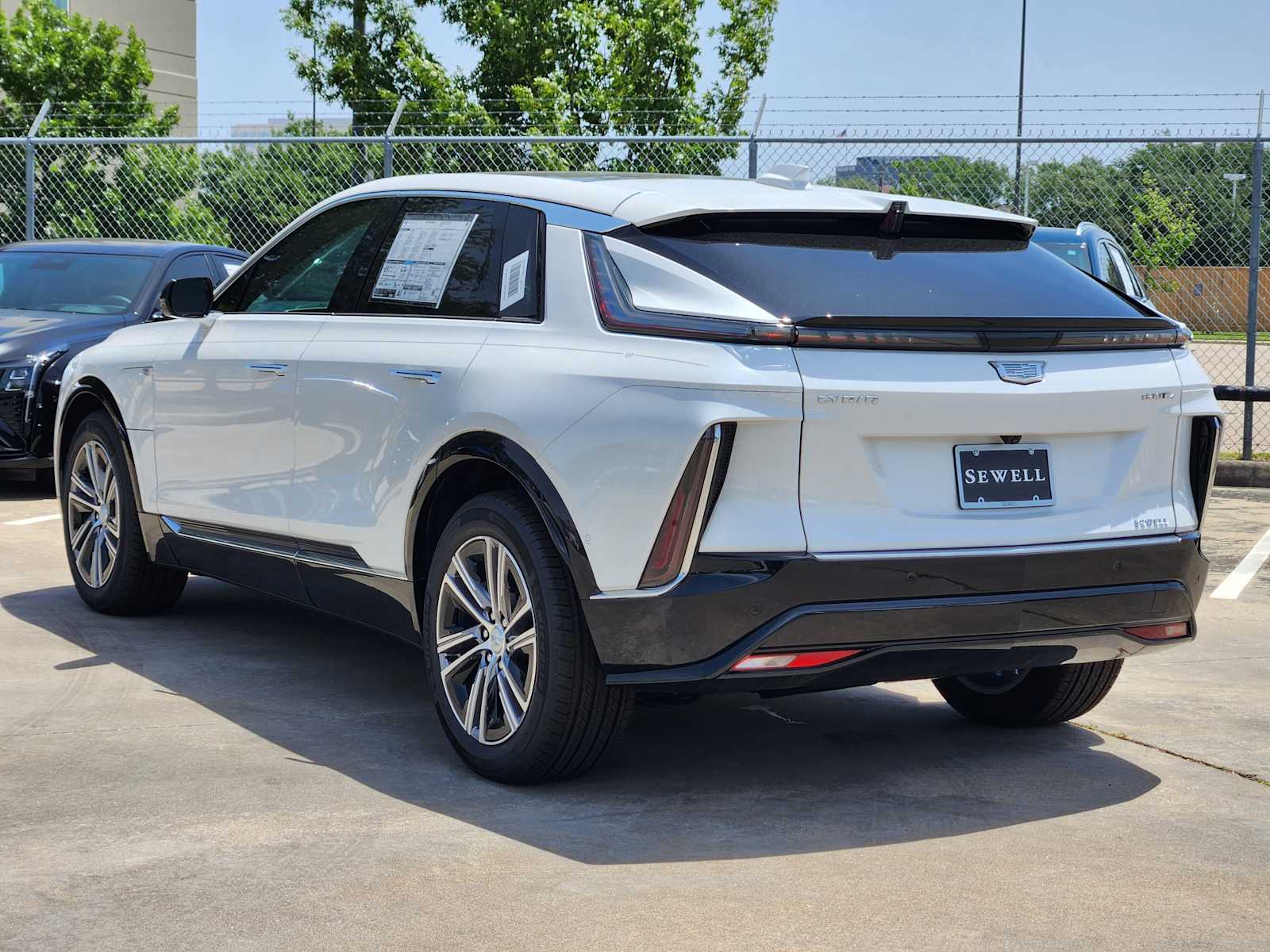 2025 Cadillac Lyriq Luxury photo 3