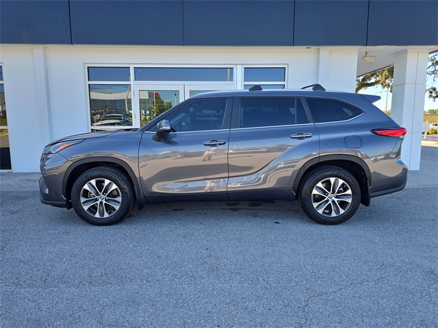 2023 Toyota Highlander XLE photo 3