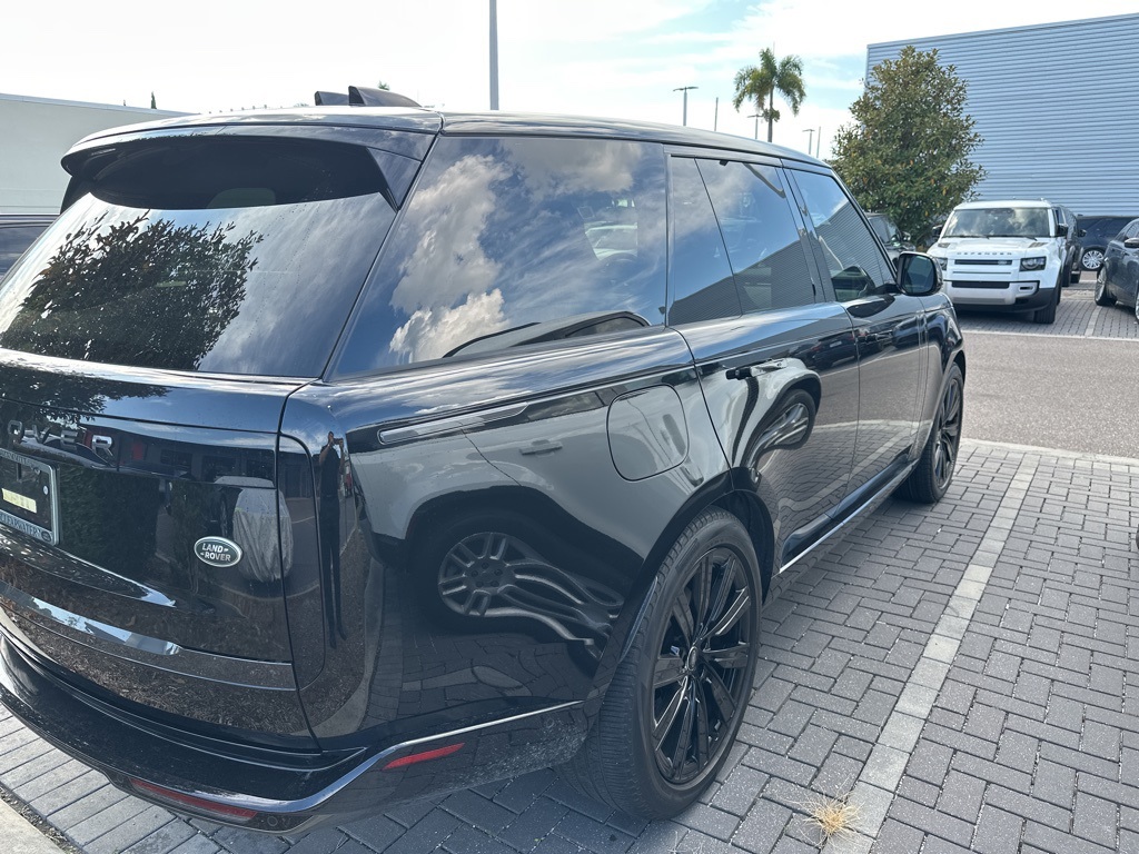 2023 Land Rover Range Rover SE photo 3