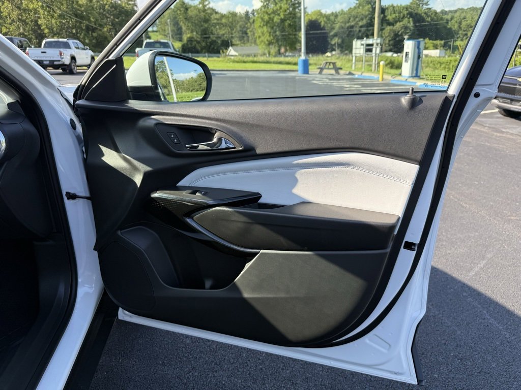 2025 Chevrolet Trax LT photo 17